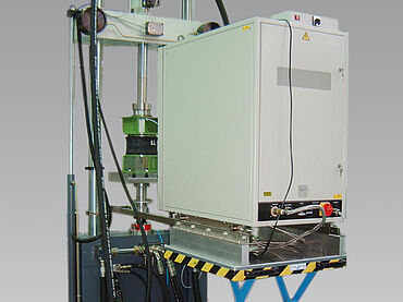 Servohidravlični preskusni stroj: ciklični preskus na vzmeti pod temperaturo
